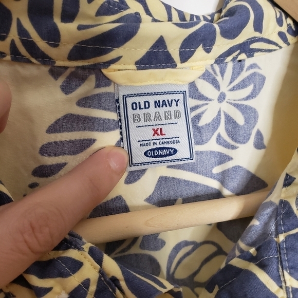 Old Navy Pineapple Hawaiian ButtonUp Collar Shirt - Picture 8 of 11